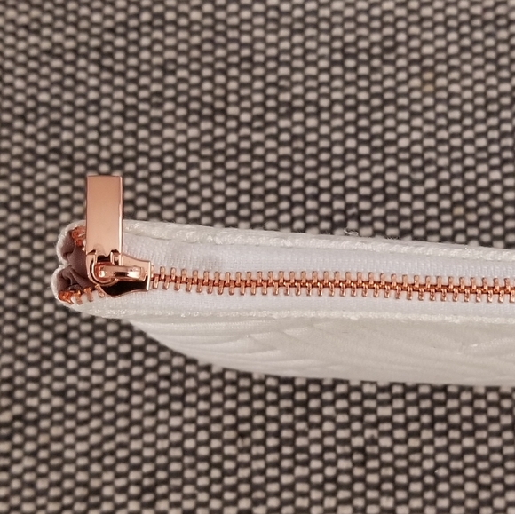 White anything bag from 100% Pure. makeup bag, travel pouch, rose gold - Picture 2 of 5